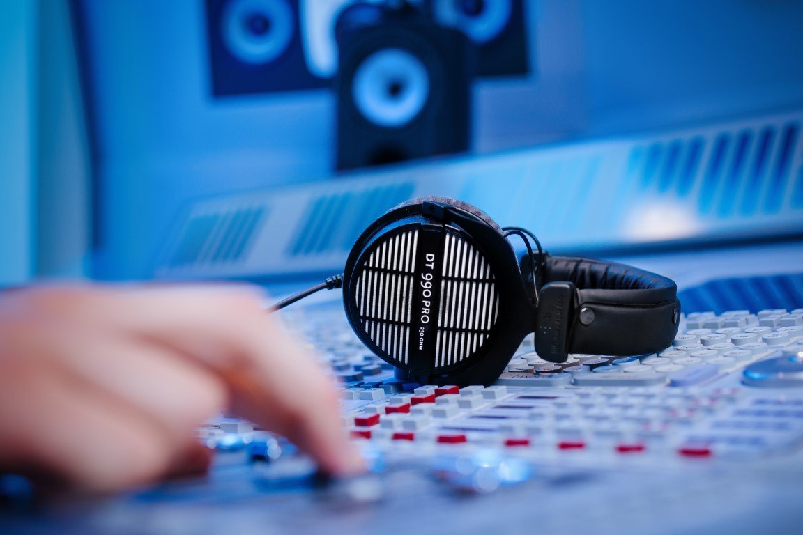 beyerdynamic DT 990 PRO Over Ear Wired Studio Headphones - Unboxed