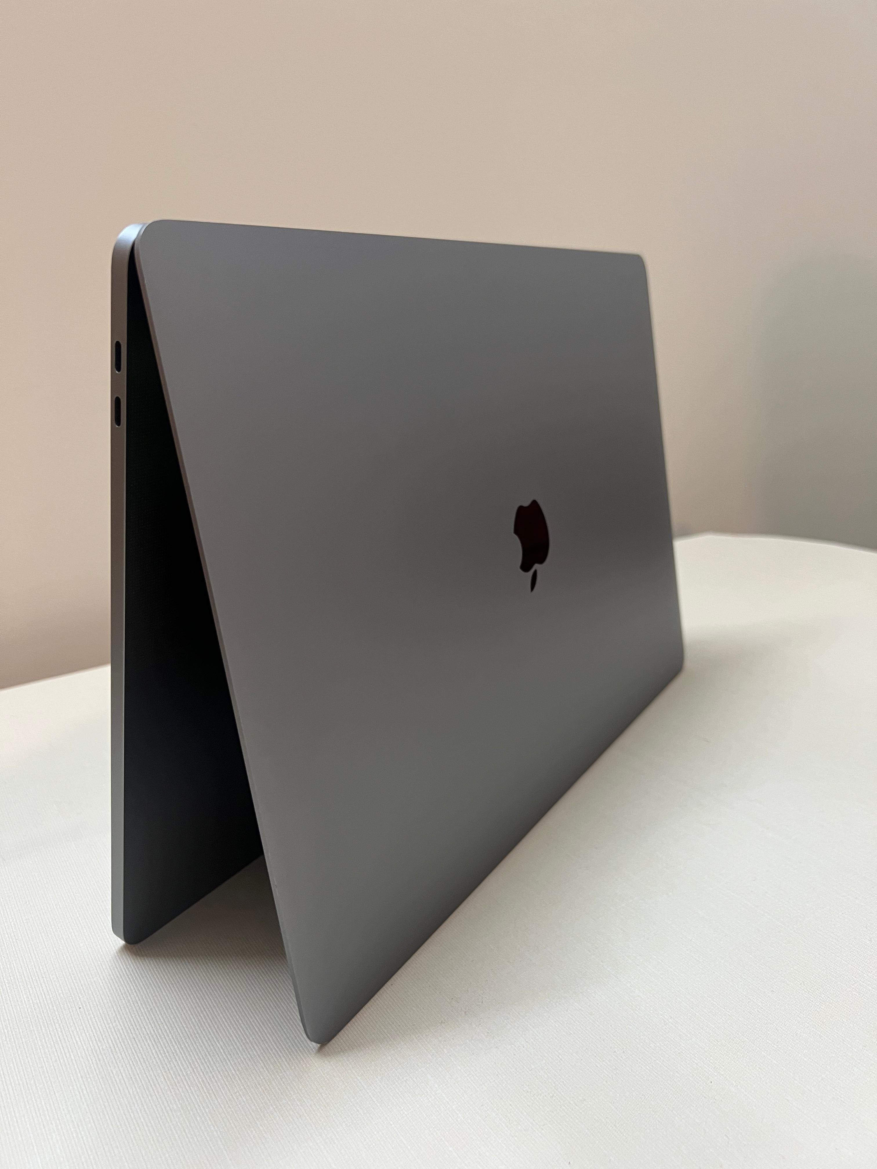 Apple 2019 MacBook Pro A2141 (16-inch/40.65 cm, 16GB RAM, 2.3GHz Intel Core i9) - Renewed