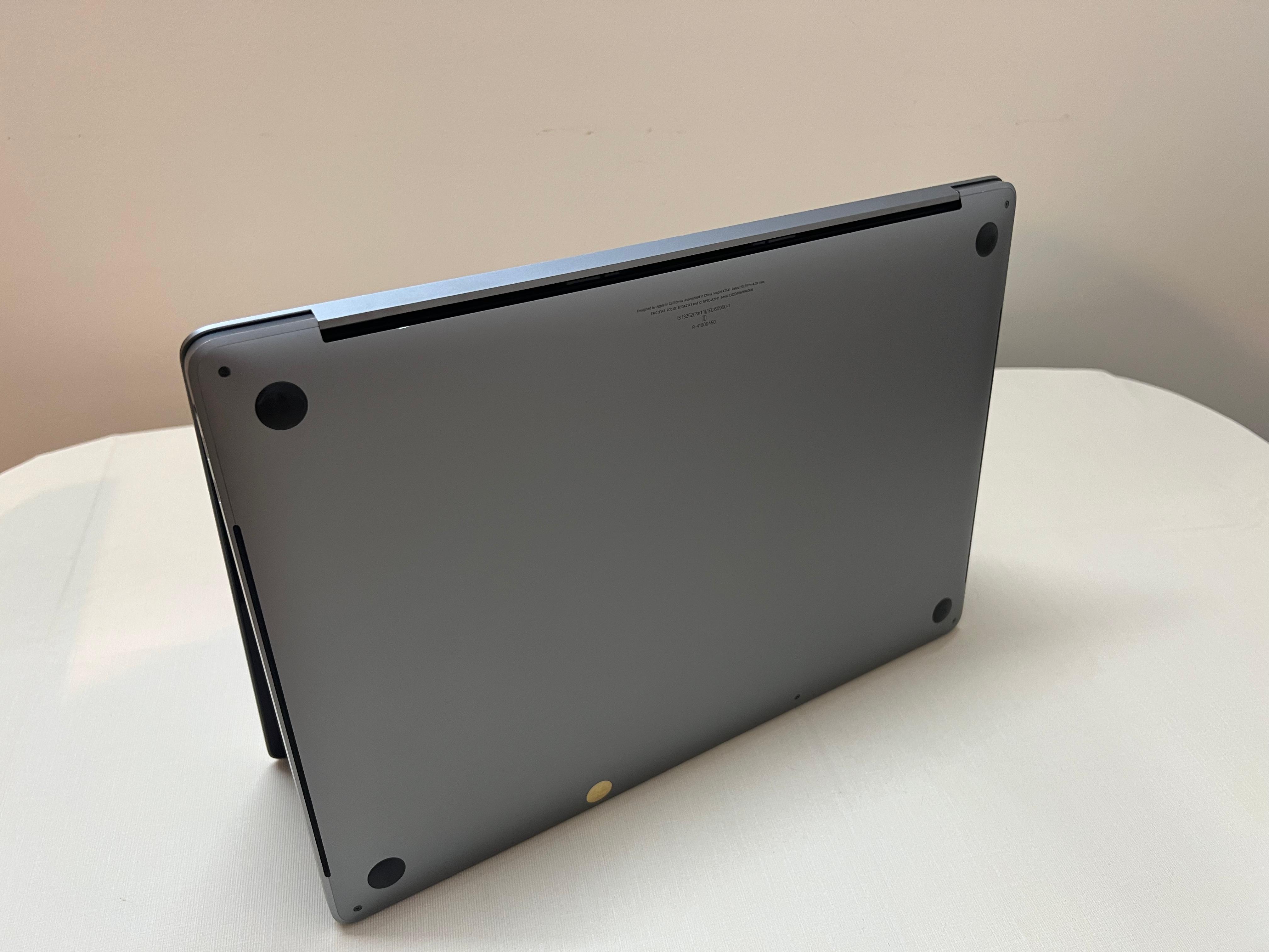 Apple 2019 MacBook Pro A2141 (16-inch/40.65 cm, 16GB RAM, 2.3GHz Intel Core i9) - Renewed